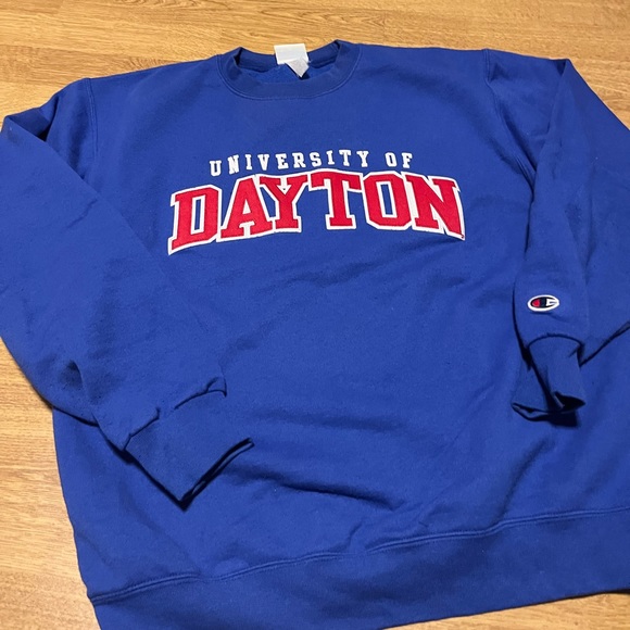 Champion Tops - Champion Dayton Flyers crewneck - Medium!